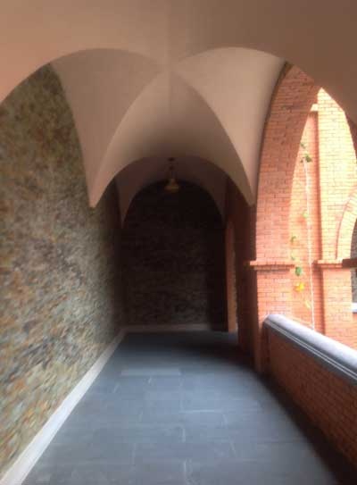 Hành lang rộng với đường nét mạnh mẽ.