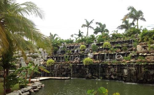 Một thác nước nhân tạo được xây sau lưng lâu đài.