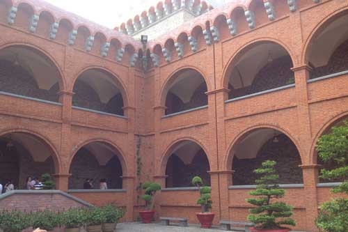 Khoảng sân đá rộng trung tâm được bao bọc bởi những tầng nhà xây gạch đỏ.