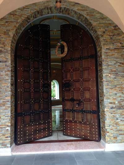 Cửa vào lâu đài với gỗ dày và đính đồng bóng loáng.