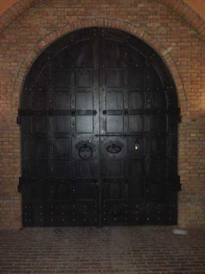 Cổng vào hầm rượu dưới lòng đất.