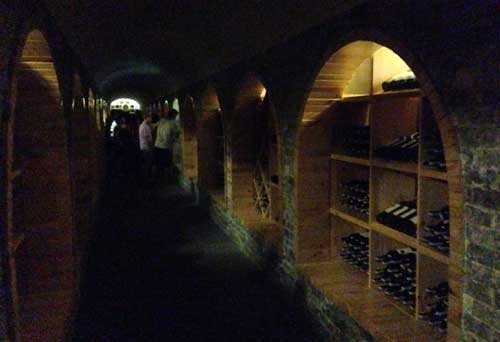 lâu-đài, dinh-thự, gỗ-quý, siêu-phẩm, đại-gia, rượu-vang, nhà-giàu, Bình-Thuận Những đường hầm nhỏ chứa đầy rượu vang.
