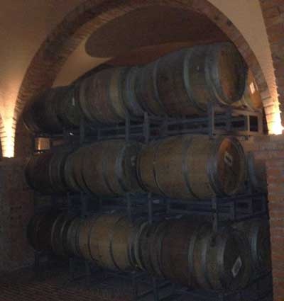 Những thùng gỗ sồi chứa rượu.