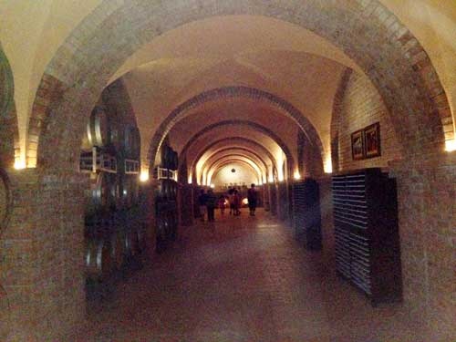 Một hành lang rộng chất đầy rượu vang.