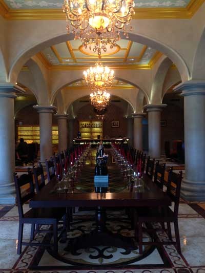 Bàn tiệc lớn sang trọng lung linh dưới ánh đèn.