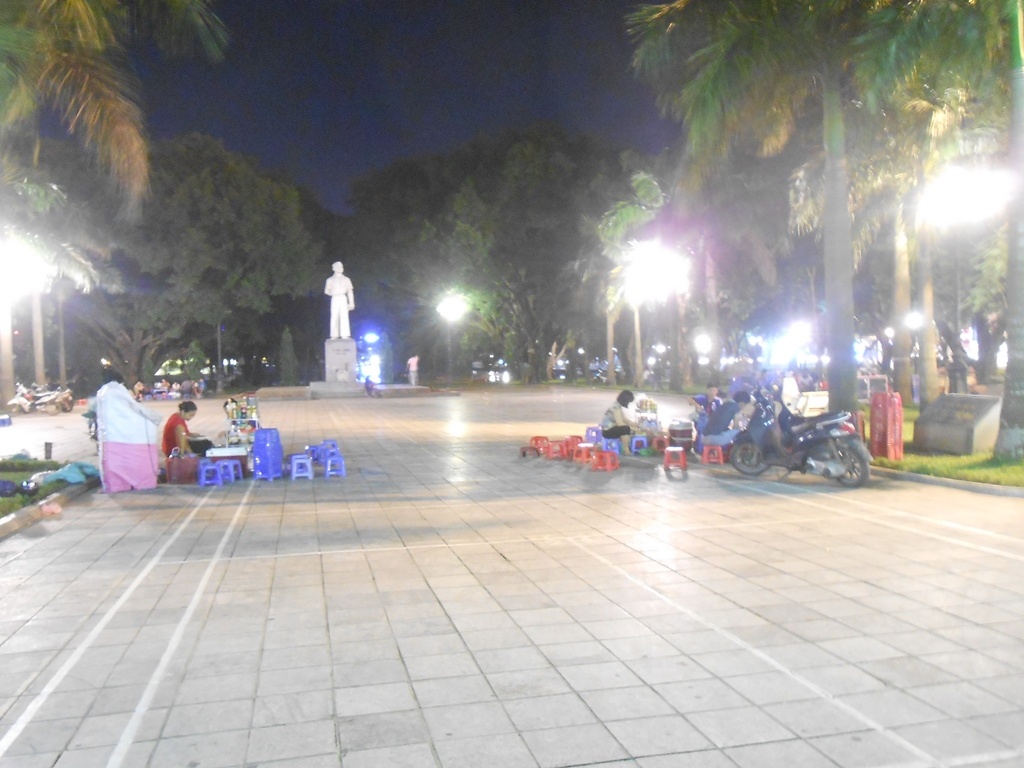 Chỉ với vài dụng cụ đơn giản, các tiểu thương đã mở một quán cóc, lấn chiếm vỉa hè, chặt chém du khách.