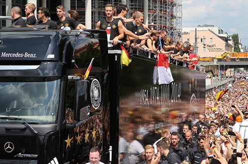 Một nhân viên bán hàng bên cạnh chiếc áo của tuyển thủ Đức Mario Götze ở một cửa tiệm của Adidas tại thành phố Frankfurt.