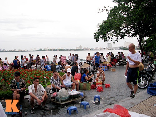 Cho chay ben ho Tay hinh anh