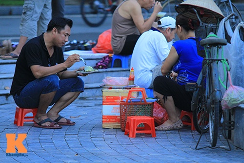 Nhiều người đi tập thể dục tranh thủ ghé vào