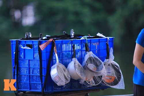 Từ các vật dụng trong gia đình như kem đánh răng, bàn chải, xoong, chảo...