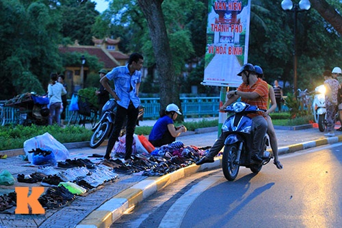 ... cho tới các mặt hàng giày, dép...