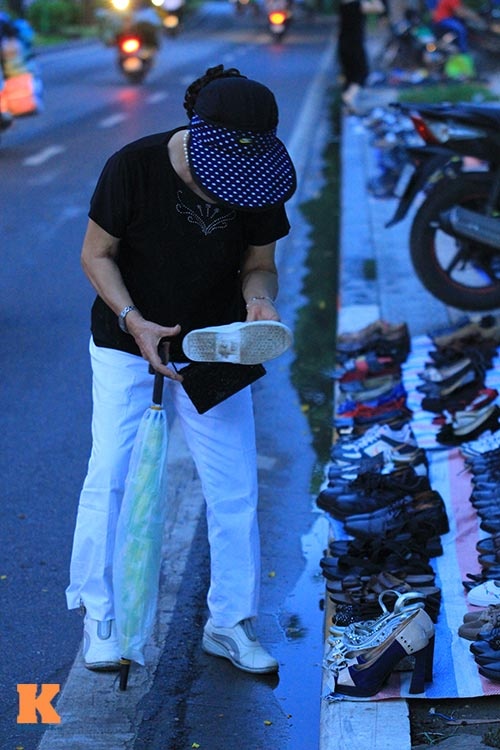 Đa phần khách hàng mua đồ tại chợ là người dân đi tập thể dục buổi sáng.