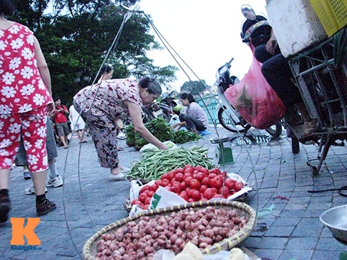 Mặt hàng rau, quả thu hút sự quan tâm của các bà nội trợ.