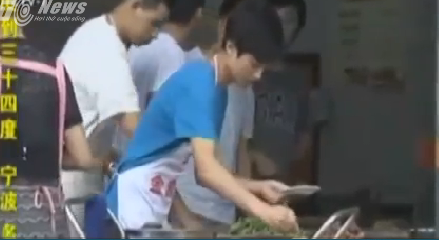 Khach to co gian trong do an, nhan vien nuot chung ca con hinh anh