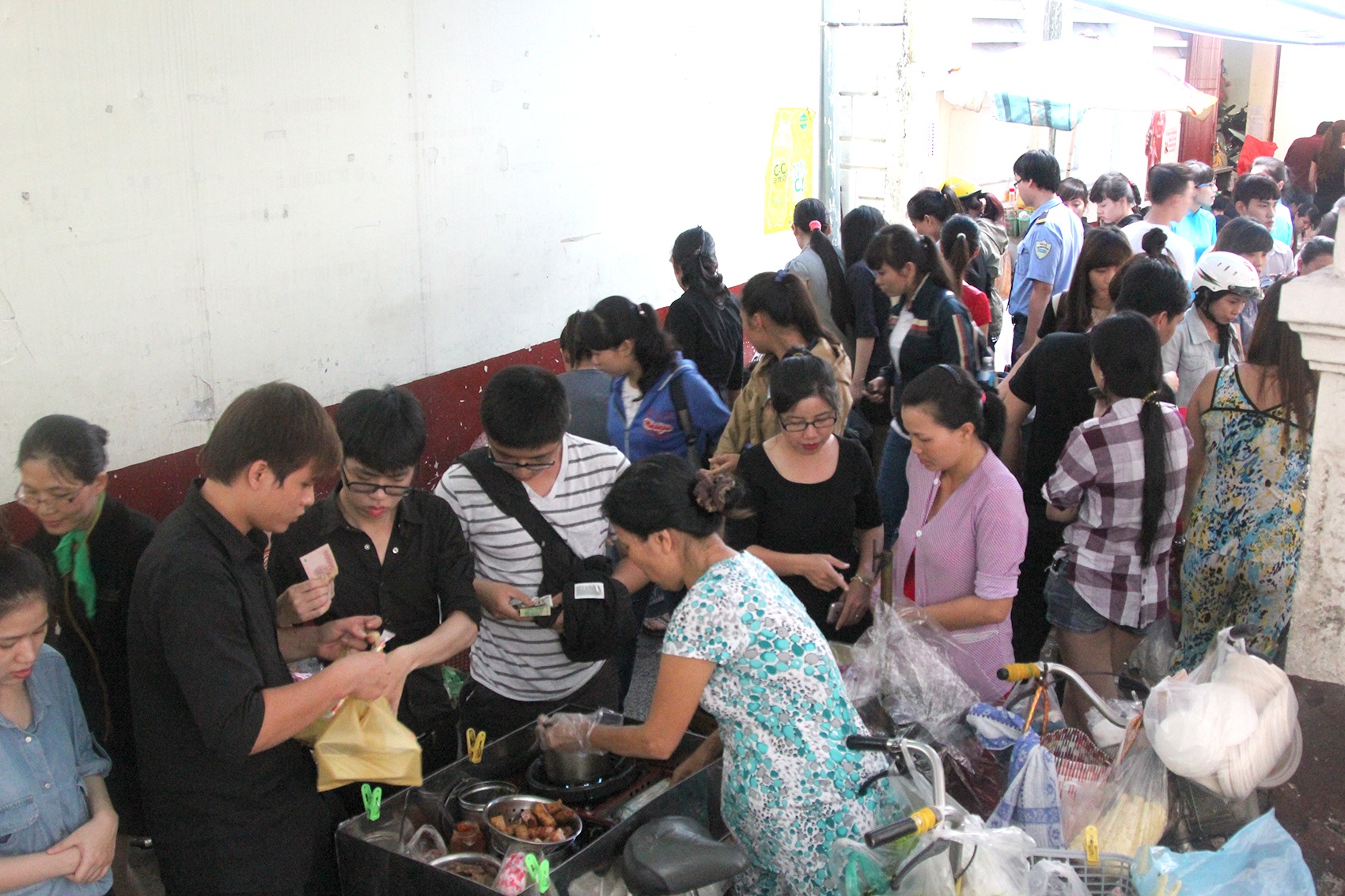 Xep hang mua do an gia 15.000 dong o hem nho Sai Gon hinh anh