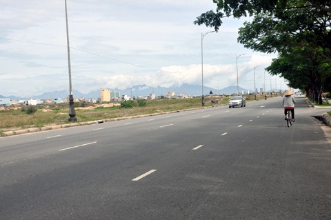 Con đường ven biển Đà Nẵng nối Hội An một thời gọi là đường tỷ đô với những dự án resort hoành tráng.