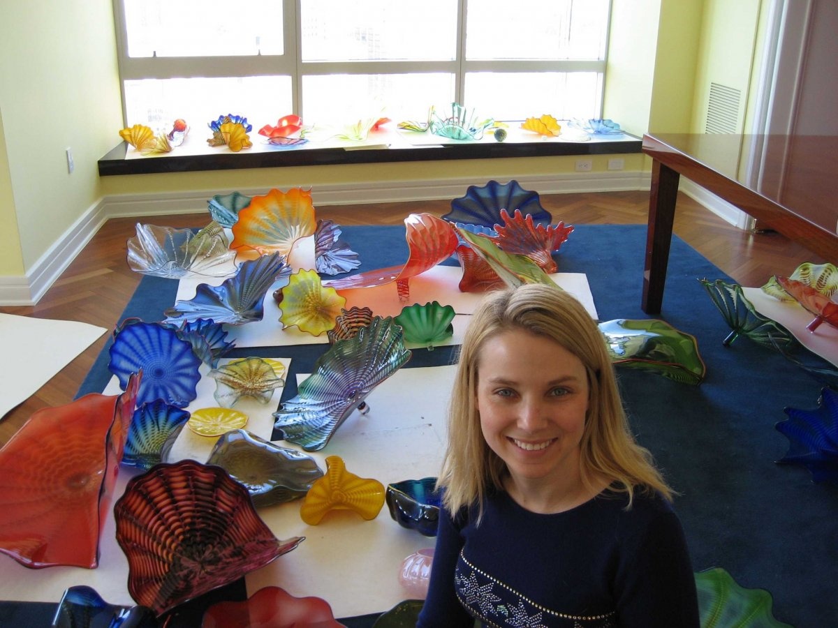 Giám đốc điều hành Yahoo, Marissa Mayer nổi tiếng yêu thích những sản phẩm thiết kế cao cấp. Năm 2006, cô sở hữu khoảng 400 các tác phẩm nghệ thuật thủy tinh của Dale Chihuly được gắn trên trần căn hộ tại khách sạn “Four seasons”, bang San Francisco. Mỗi tác phẩm của Chihuly thường được bán với mức giá 15,000 đô la. Theo đó, việc vận chuyển các tác phẩm này đã gây ra các vấn đề giao thông nghiêm trọng trong thành phố.