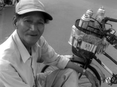 Trước kia người ta thấy hình ảnh người thợ chở những bình ga mini kèm theo mấy chục chiếc bật lửa rong ruổi trên các con phố hay hèm nhỏ. Lúc trước, khi hột quẹt hết ga, người dân còn giữ lại nhờ thợ bơm cho đầy ga với giá 500 – 1000 đồng/lần. Tuy nhiên, mặt hàng này không có “bảo hành” nếu có … hỏa hoạn. 