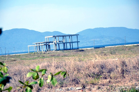 Bộ khung nhà trên khu đất vàng ven biển của dự án hàng trăm triệu USD được dựng lên để chiếm giữ đất từ nhiều năm nay.