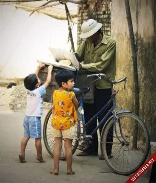 Tiếng “kem mút… kem mút” vang lên từ chiếc còi cầm tay của ông bán kem trên chiếc xe đạp cũ. Mỗi quen kem thường có giá 100 đồng/que hoặc được đổi bằng những đôi dép nhựa rách. Nghề này thường xuất hiện ở các vùng nông thôn Việt Nam, nhưng dần dần người ta không còn thấy nó xuất hiện nữa.