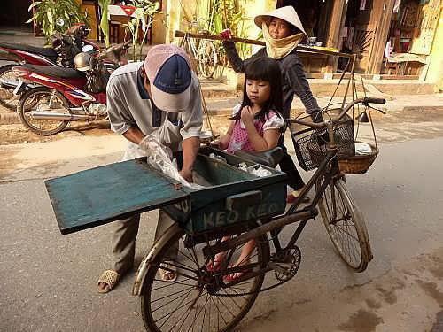 Gắn liền với tuổi thơ của nhiều thế hệ là cô bán kẹo kéo. Kẹo được quấn quanh que tre có giá 100 đồng/2 chiếc. Trẻ còn thường đổi bằng dép rách hoặc những đồ nhựa, sắt vụn hoặc hạt táo... thay vì tiền mặt. 