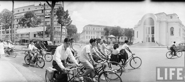 Sau 1975, xăng dầu khan hiếm, xe gắn máy trở nên xa xỉ. Người ta xoay qua hành nghề chạy xe đạp ôm. Nghề này được người dân ở các thị xã, thành phố từ Quảng Trị đến Cà Mau chấp nhận dù có lúc bị công an rượt đuổi, bắt bớ. 