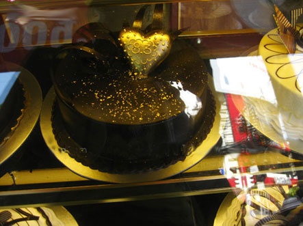 10.	Nhà hàng Kim Ngân ngự thiện (Thanh Trì, Hà Nội) nổi như cồn khi bán những món ăn dát vàng khiến nhiều thực khách hoa mắt. Được biết, loại vàng được sử dụng chế biến món ăn này được chứng nhận là đích thực 