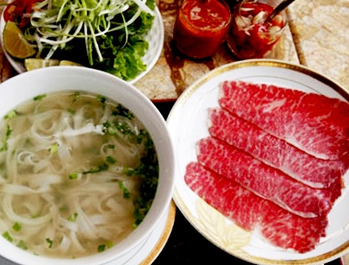 1.	Phở bò Kobe gần 1 triệu đồng/bát. Món phở này xuất hiện trong menu của khách sạn Vườn Thủ Đô có giá 750.000 - 850.000 đồng/bát, đắt hơn 20 lần một bát phở thông thường được cho là làm từ thịt bò Kobe nhập khẩu từ Nhật Bản. Bò được nuôi theo một quy trình khá cầu kỳ: ăn ngô non, lúa mạch, uống bia thay nước, được tắm nước nóng, nghe nhạc Mozart, xoa bóp bằng rượu Sake. Theo chị Yến, quản lí nhà hang cho biết, những người ăn món phở giá “khủng” này chủ yếu là doanh nhân, người có điều kiện.