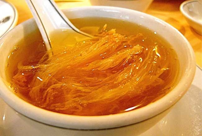 12.	Súp vi cá mập cũng là món ăn cực đắt mà nhiều người Việt dám bỏ tiền ra để thưởng thức. Được biết, giá mỗi thố nhỏ dành cho một người ăn ở nhà hàng thường vào tầm 1.320.000 đồng. Còn giá cho 1kg vây cá mập chưa chế biến dao động từ 10 – 20 triệu đồng.