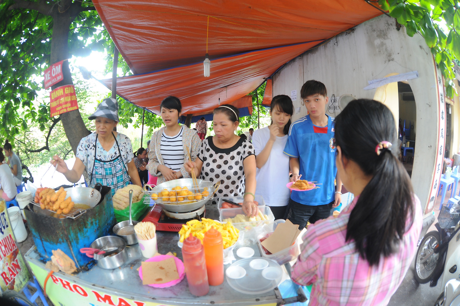 Thu tien trieu tu sua chien, tao pho gia duoi 10.000 dong hinh anh