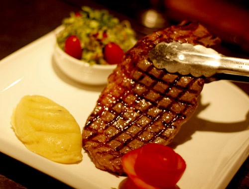 3.	Cũng giống như món phở, bít tết bò Kobe được một nhà hàng trên phố Lý Thái Tổ ở Hà Nội chế biến và một thời gian khá hút khách. Giá mỗi suất bít tết khoảng 200- 300 gam thịt bò là trên 1,9 triệu đồng.