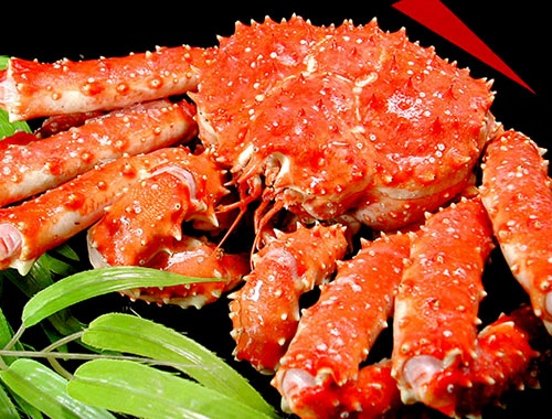 5.	Nếu ăn cá anh vũ để lấy may, thì trào lưu ăn cua Hoàng Đế để thể hiện đẳng cấp. Vào giữa tháng 7/2012, một siêu thị ở Hà Nội vừa bày bán loại cua khổng lồ nặng gần 2kg, với giá khoảng 5 triệu đồng một con, mức giá này đắt gấp 10 lần so với cua bể Việt Nam. 