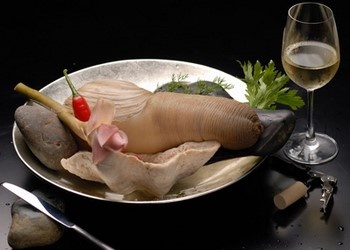 8.	Các nhà hàng kinh doanh món ăn này và kiếm bộn tiền từ những vị khách tin rằng ăn tu hài có thể tăng cường sinh lực, bổ thận tráng dương. Trên các mạng rao vặt, tu hài được quảng cáo nhập từ Canada được chào bán với giá phổ biến 1,5 triệu đồng/kg.