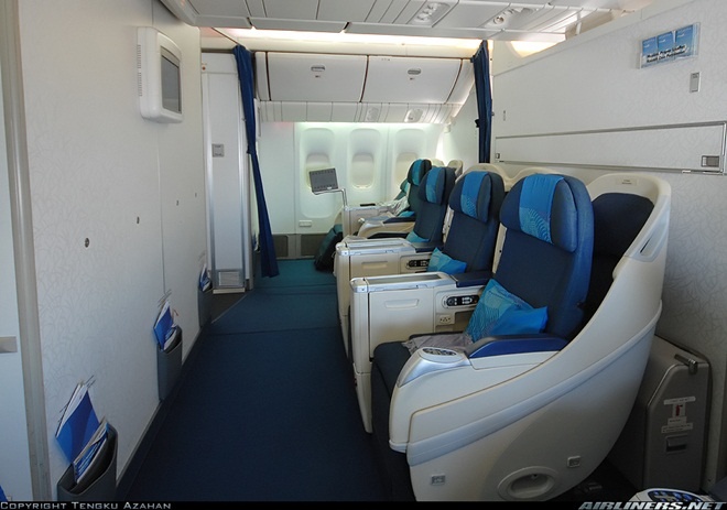 Khoang hành khách của máy bay Boeing 777-2H6/ER.