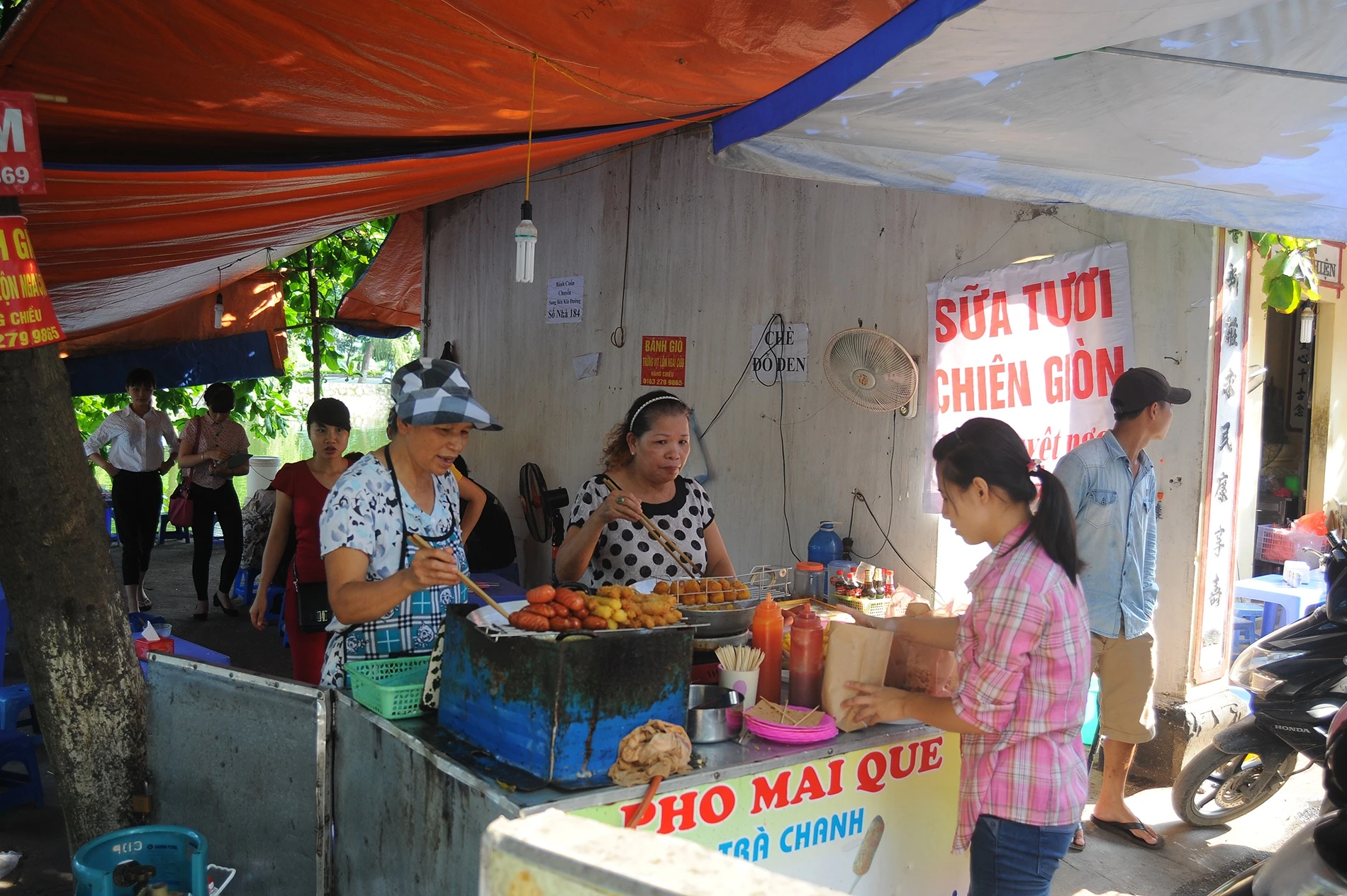 Cô Lan bán hàng từ 4h chiều đến 10 tối, Mỗi ngày cô bán được chừng 200 nem rán, 100 phô mai, 120 sữa chiên và 20 xúc xích. Doanh thu vào khoảng 2,5 triệu, trừ các chi phí đi cô cũng lãi được 300k mỗi ngày - Cô Lan chia sẻ.