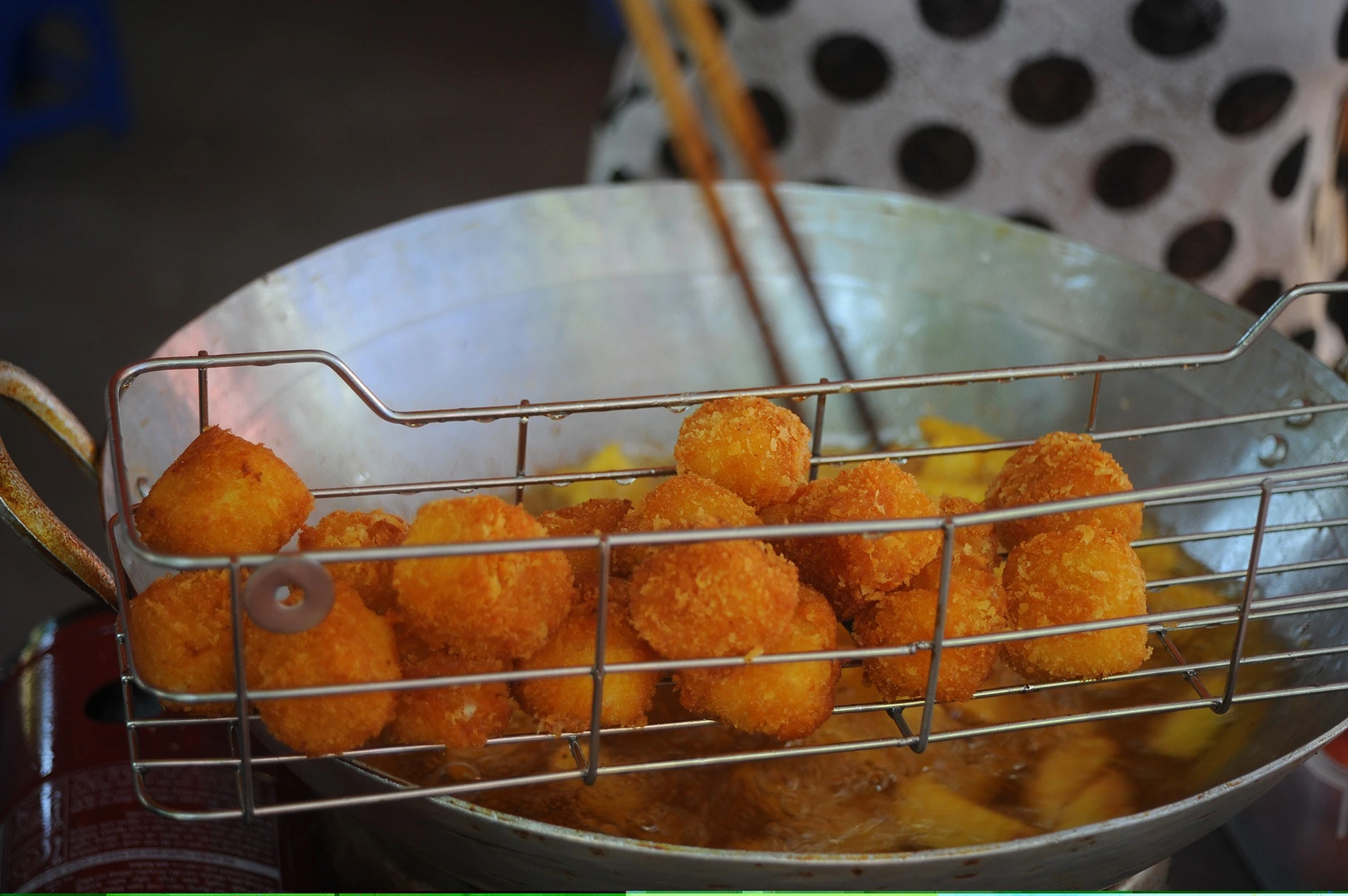 Sữa chiên cô Lan nổi tiếng vì độ giòn của vỏ, độ thơm ngon và rất ngậy của nhân.