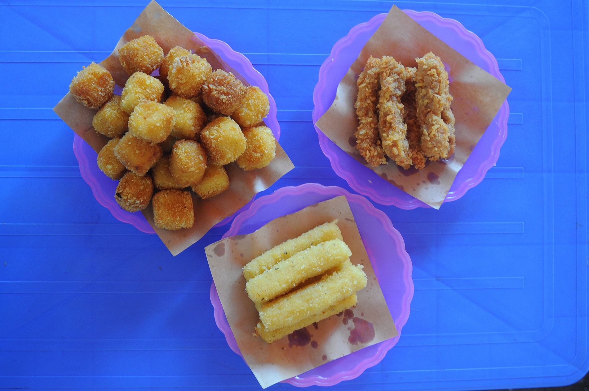 Ở hàng cô Lan, Sữa chiên giá 4.000đ/viên, phô mai 7000đ/que, nem rán 5000đ/ que , xúc xích 10.000đ/que.