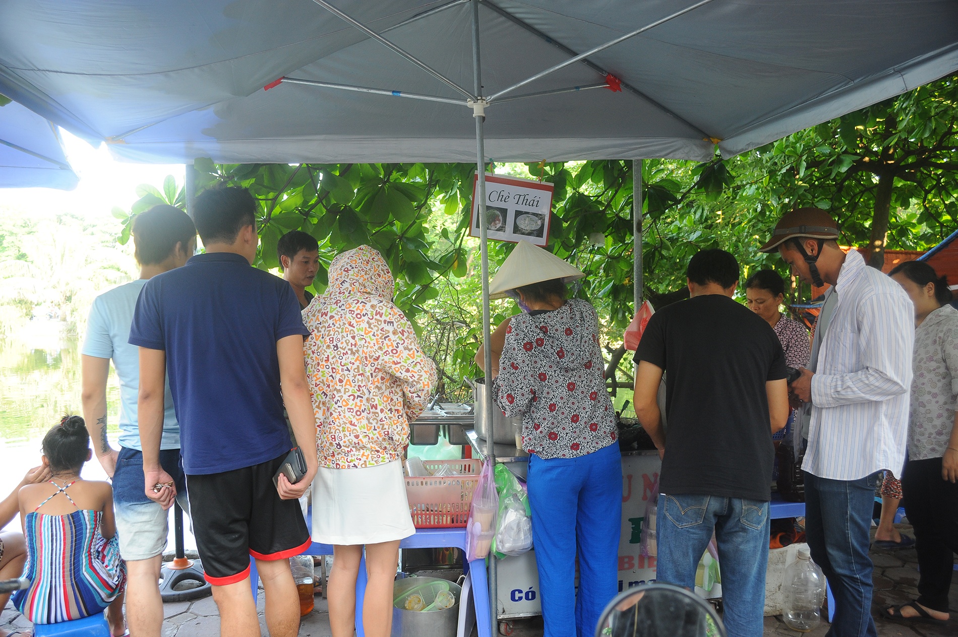 Chị Phương cho biết khoảng 1 nửa khách hàng của chị đến ăn tại quán, còn 1 nửa số khách hàng thì đến mua về. 