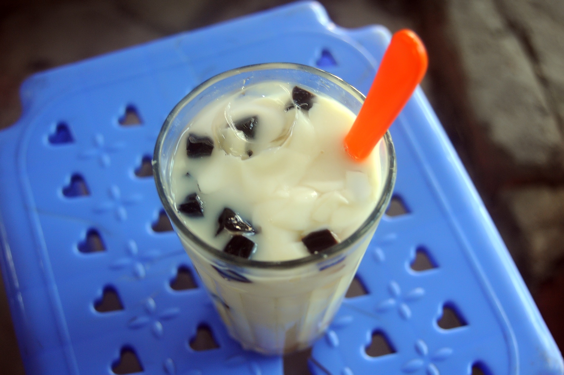 Tào Phớ hàng chị  bao gồm Tào Phớ + Sữa đậu nành + thạch + trân châu. Tào Phớ chị bán 8.000đ/ cốc. Bên cạnh Tào Phớ, mấy năm trở lại đây chị bán thêm  cả caramen và chè Thái.