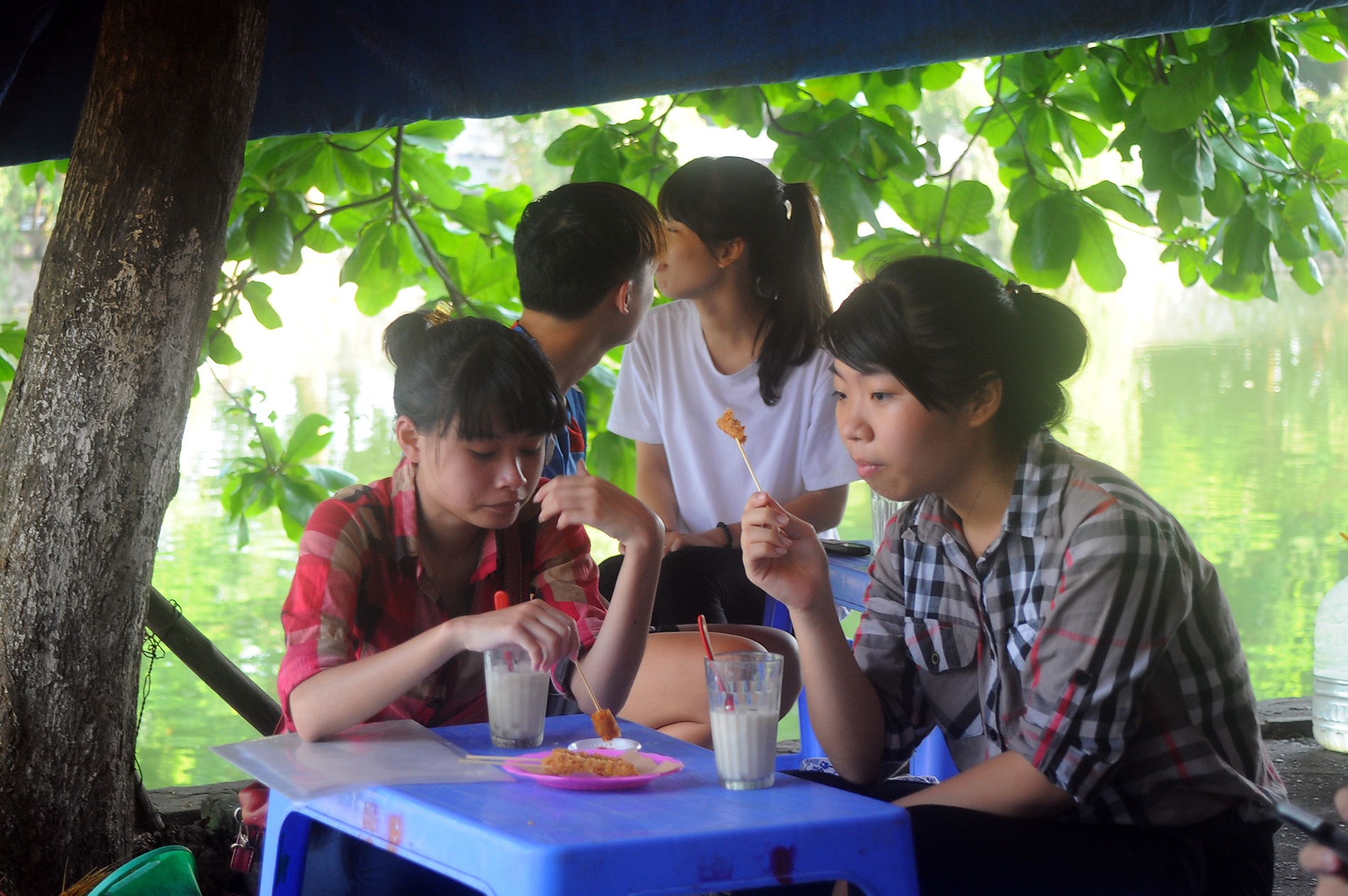 Khách hàng đến đây vừa có thể thưởng thức món sữa chiên, pho mai, nem rán, khoai tây chiên của cô Lan lại thưởng thức được món Tào Phớ, caramen, Chè Thái của chị Phương.