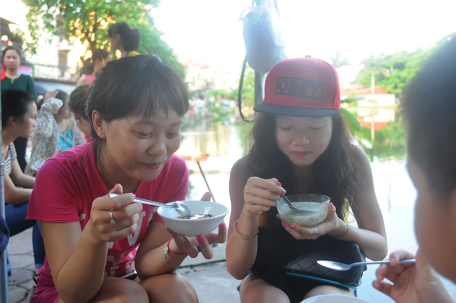 Em Vân đang học ở THPT Đại Từ cho biết, chiều nào em cũng rủ bạn bè, anh chị em ra đây ăn Tào Phớ.