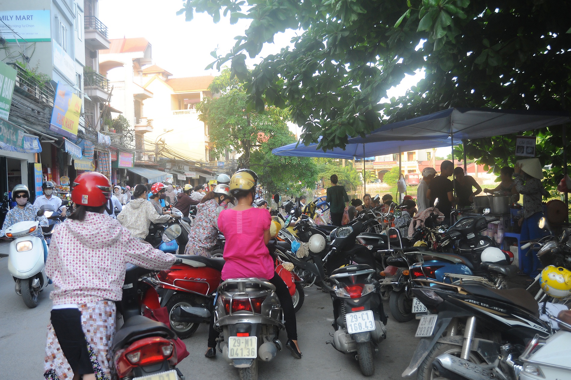 Thời gian đông khách nhất là vào khoảng 5h - 7h tối. Có những hôm đông khách quá đến mức khách hàng đến mua chỉ còn cách mang về để thưởng thức các món của chị vì không còn chỗ ngồi nữa.  Ngoài bán hàng ở cho khách lẻ, chị còn bán buôn Tào Phớ cho 1 số cửa hàng. Trung bình mỗi ngày chị giao cho khách buôn khoảng 8-10 xoong cả Tào Phớ và sữa đậu, mỗi xoong chừng 25l. Tổng doanh thu mỗi ngày của chị vào khoảng 18-20 triệu. Tuy nhiên chị Phương chia sẻ mỗi thứ chị bán với giá cả rất phải chăng để phục vụ bà con, các nguyên liệu luôn phải sạch, tươi ngon nên khong được lãi bao nhiêu. Trừ chi phí nhân công, nguyên liệu, mặt bằng đi thì chị cũng chỉ lãi được 1 ít gọi là lấy công làm lãi.