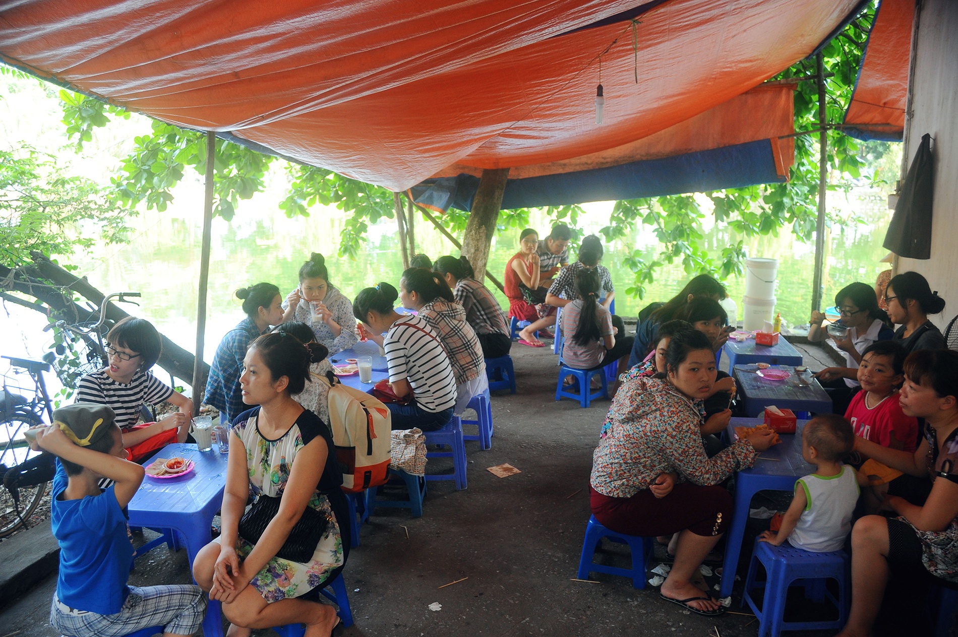 Chị bán từ 7h sáng tới tận 7h tối. Mỗi ngày cửa hàng chị bán được khoảng 1000 cốc Tào Phớ những hôm nắng nóng còn bán được khoảng 1200 cốc, khoảng 400 bát caramen và 200 bát chè thái.