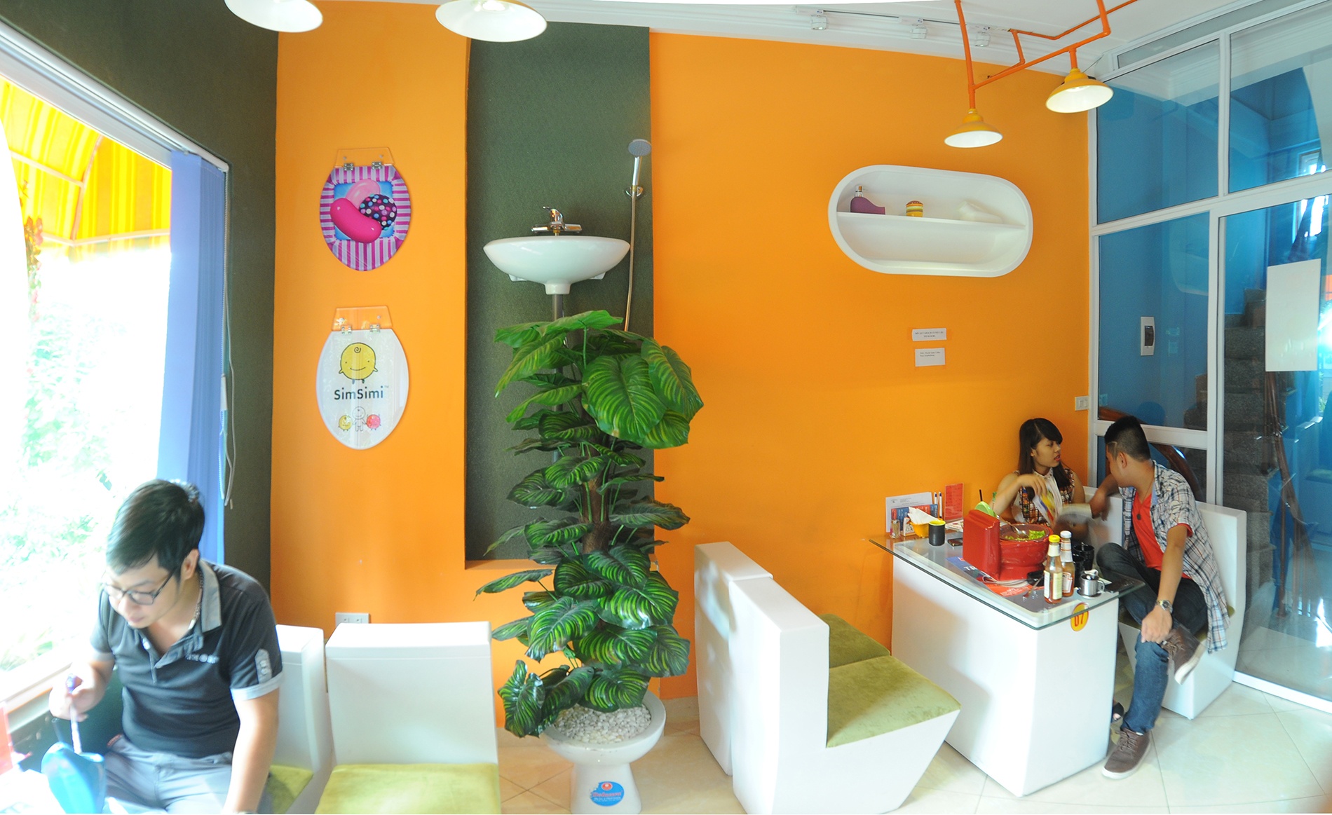 Khách hàng tới đây chủ yếu là những người trẻ tuổi, sinh viên, học sinh.