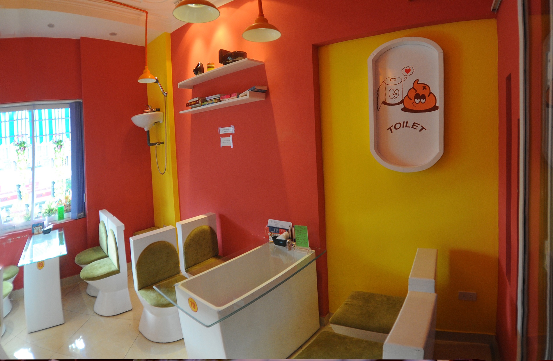 Đúng như tên gọi, chủ quán đã tạo ra 1 không gian với decor rất độc đáo bằng cách cách điệu bồn cầu, bô, bệ rửa - những thứ chỉ có trong nhà wc để làm thành ghế ngồi, cốc, đồ đựng thức ăn.