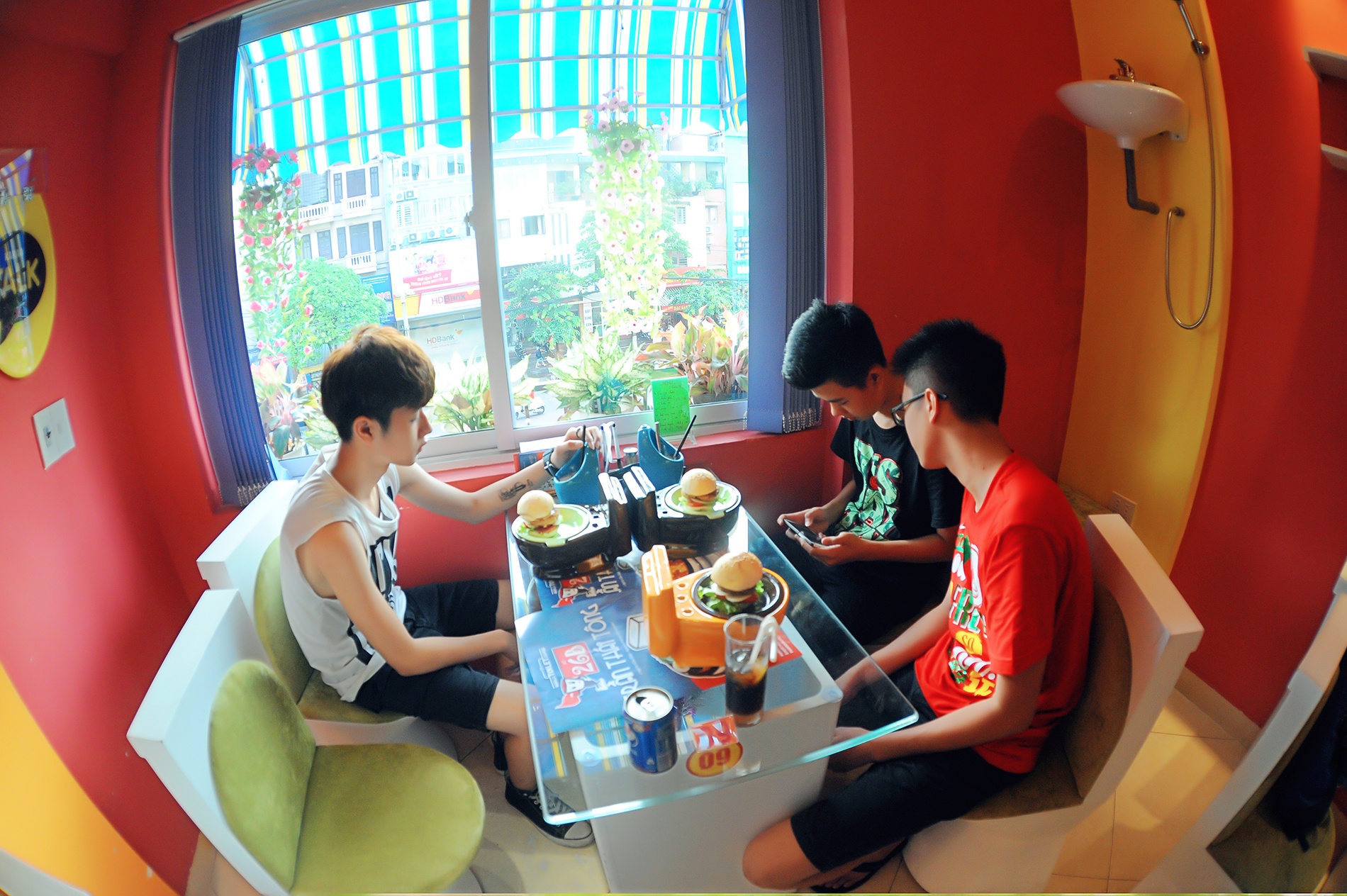 Còn Tú, Minh, Phát hiện là học sinh cấp 3 cho biết 