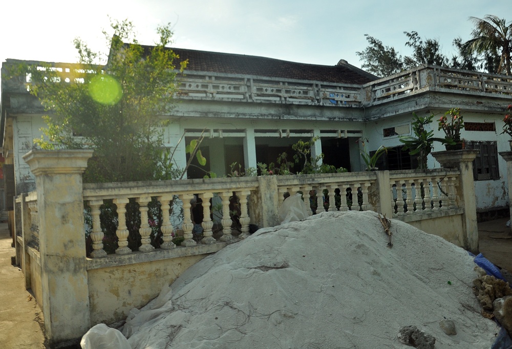 Cát được tích trữ khắp nhà và mỗi ngày, người dân lại vận chuyển ra ruộng của mình.