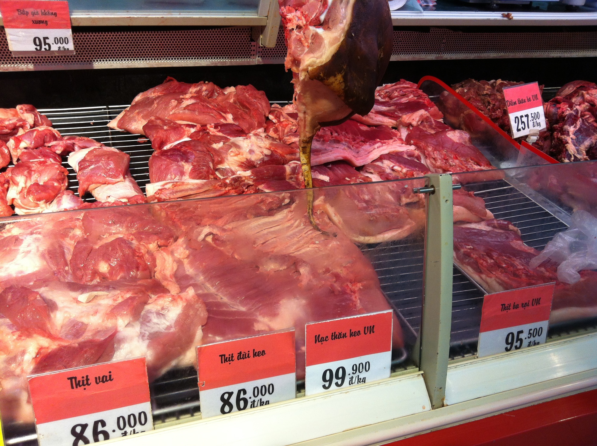Nhiều người chọn mua thịt trong siêu thị vì giá không đắt hơn bao nhiêu so với ngoài chợ. Ảnh: Diệp Sa.