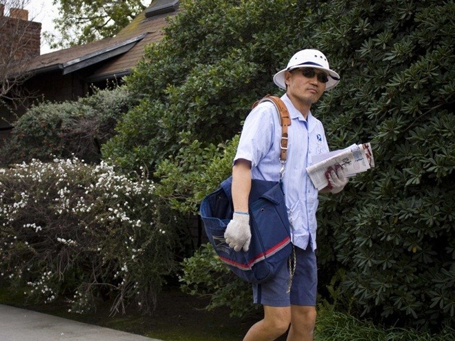 Sự phát triển của việc sử dụng thư điện tử và thanh toán hóa đơn trực tuyến khiến lượng thư gửi qua đường bưu điện giảm mạnh. Do đó, những người đưa thư cũng dần trở nên không cần thiết.