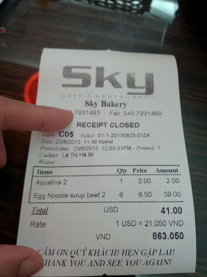 Giá đồ ăn cao ngất ngưởng tại sân bay Nội Bài khiến độc giả bức xúc.